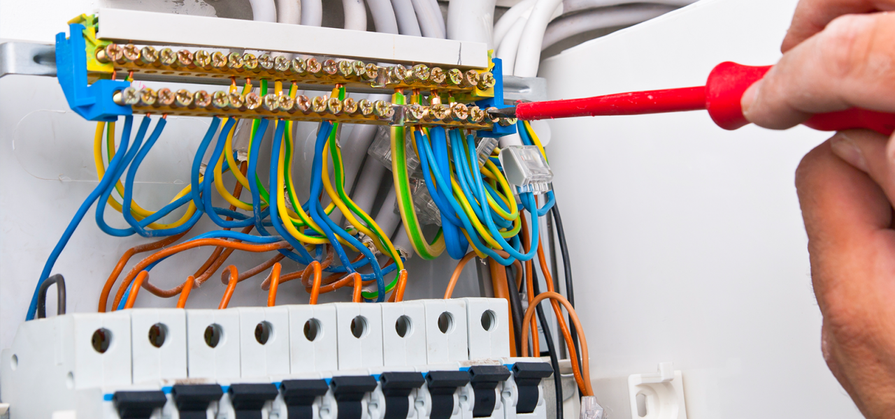 Serviço de instalação elétrica em quadro de distribuição realizado pela Cláudio Pons
